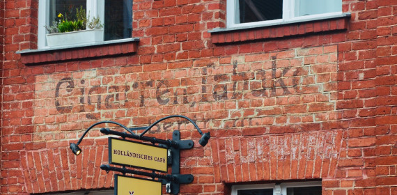 Fassade eines Hauses im holländischen Virtel wo noch ein alter Ladennamen zu sehen ist.